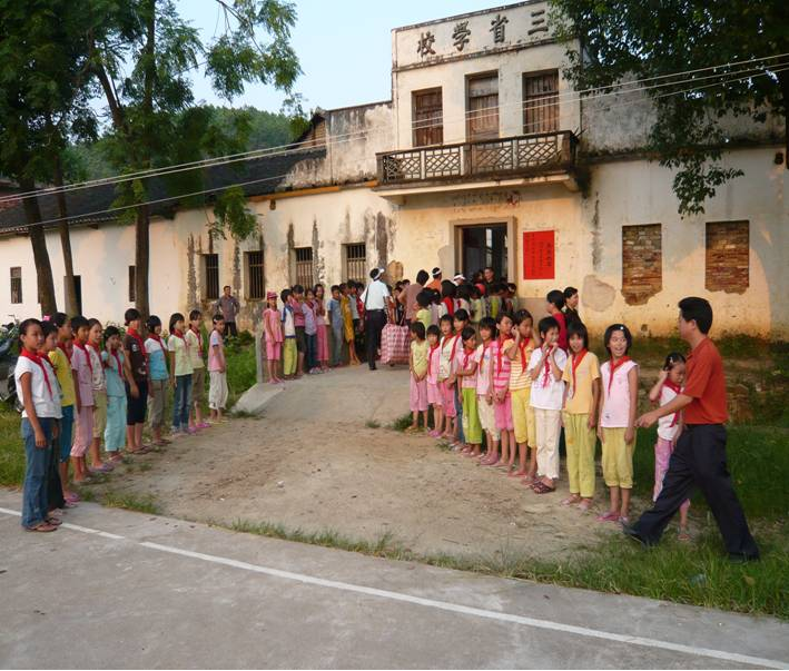 招商港湾人车行结队帮扶三省小学-